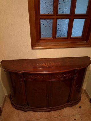 Mueble de madera con diseño curvo