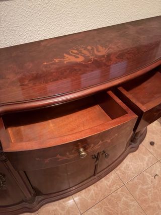 Mueble de madera con diseño curvo