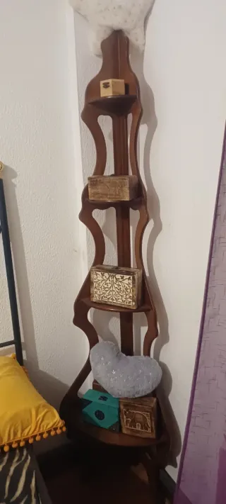 Estantería de esquina de madera