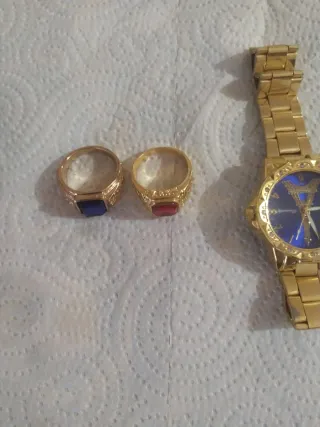Reloj plateado y dos anillos