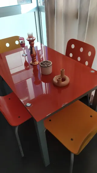 Mesa y 4 Sillas Naranja y Amarillas