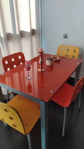 Mesa y 4 Sillas Naranja y Amarillas