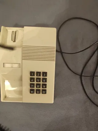 Teléfono antiguo beige y negro
