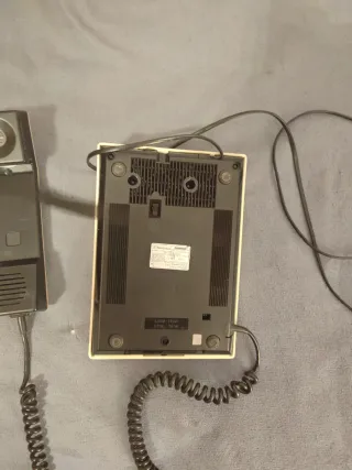 Teléfono antiguo beige y negro