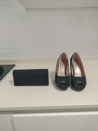 Zapatos y bolso de fiesta negros