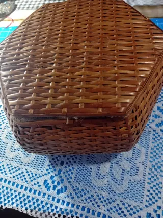 Costurero hexagonal mimbre antiguo