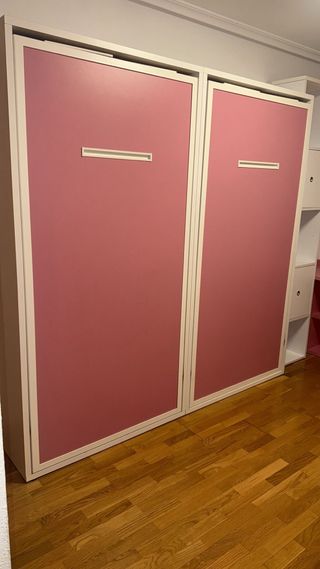 Habitación rosa y blanca