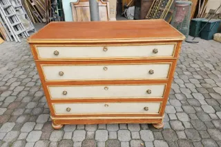 Cassettiera 1800 laccata oro e bianco