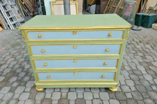 Cassettiera 1800 laccata oro e bianco