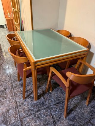 Mesa de comedor de madera y cristal