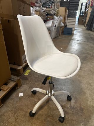Silla de oficina blanca con ruedas