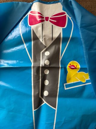 Babero azul con mangas