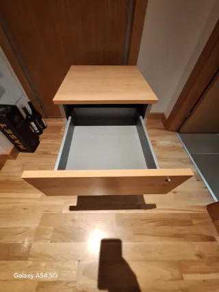 Mesa cajonera de oficina con ruedas