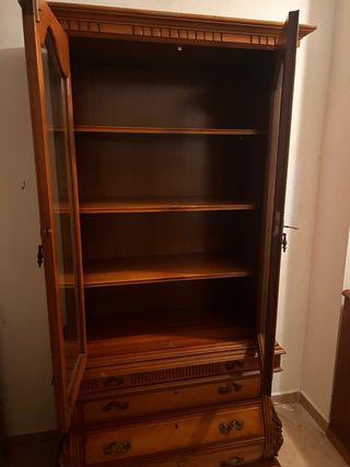 Vitrina de madera y cristal