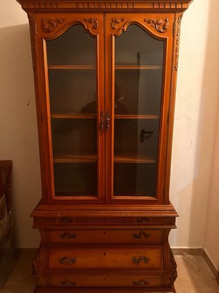 Vitrina de madera y cristal