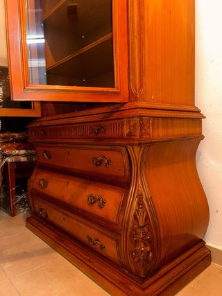 Vitrina de madera y cristal