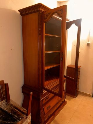 Vitrina de madera y cristal