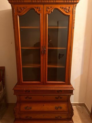 Vitrina de madera y cristal