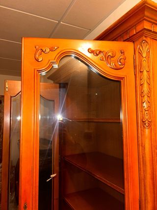 Vitrina de madera y cristal