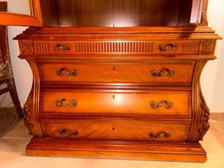 Vitrina de madera y cristal