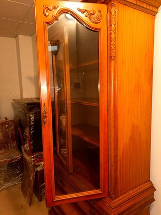 Vitrina de madera y cristal