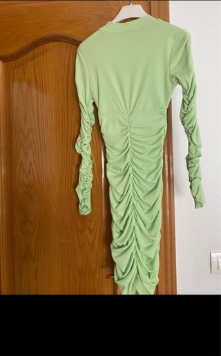 Vestido verde ajustado con fruncido