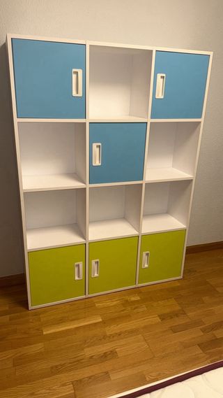 Habitación juvenil blanca y verde