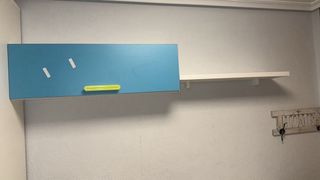 Habitación juvenil blanca y verde