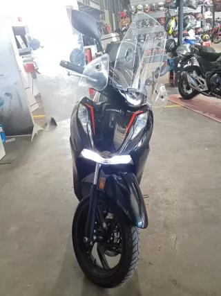 Honda SH350 Negra con Baúl