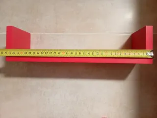 Estanterías rojas de madera