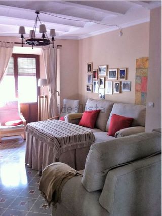 Casa adosada en alquiler en Baena