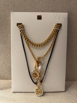 Collar Zara multicapa con monedas y perla
