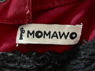 Abrigo de porteo rojo vino Momawo