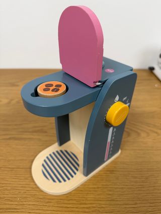 Cafetera de madera de juguete