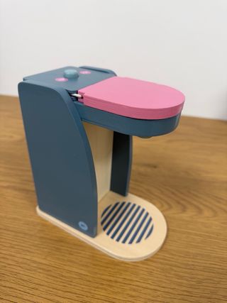 Cafetera de madera de juguete