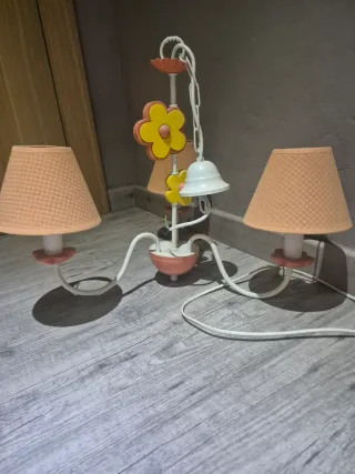 Lámparas infantiles con flores naranjas y amarilla