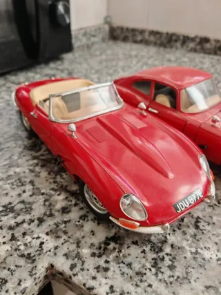 Coches de juguete Jaguar E-Type rojos