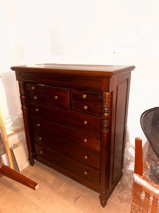 Cómoda de madera estilo clásico