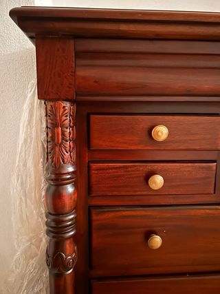 Cómoda de madera estilo clásico