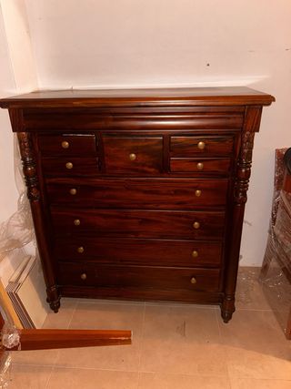 Cómoda de madera estilo clásico