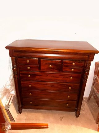 Cómoda de madera estilo clásico