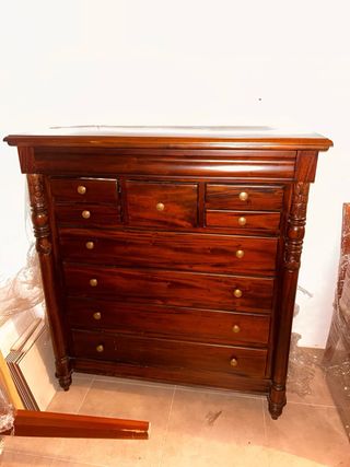 Cómoda de madera estilo clásico