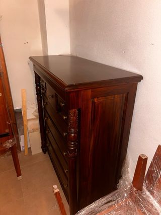 Cómoda de madera estilo clásico