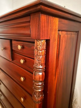 Cómoda de madera estilo clásico