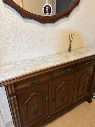 Aparador de madera con tapa de mármol tres puertas