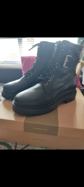 Botines Giossepo negros con hebillas