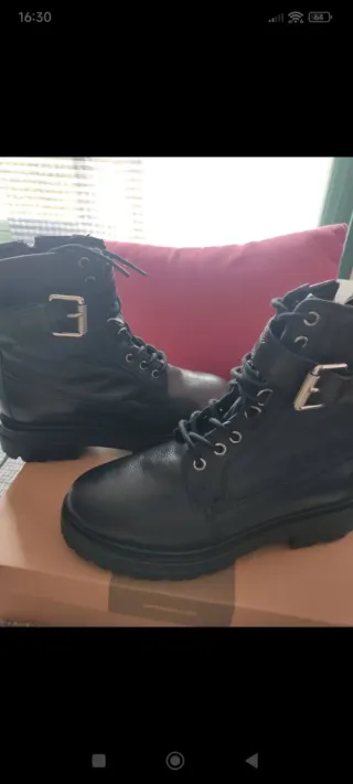 Botines Giossepo negros con hebillas