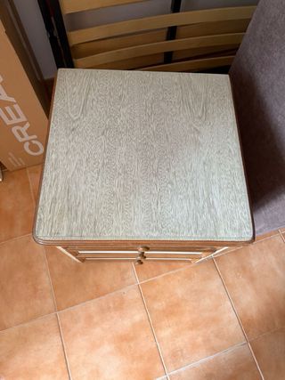 Cajonera de madera beige y marrón