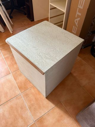 Cajonera de madera beige y marrón