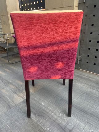 Sillas de madera tapizadas burdeos y beige